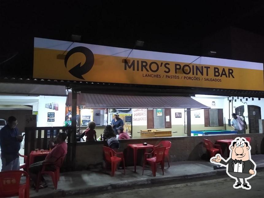 O interior do Miro's Point Bar