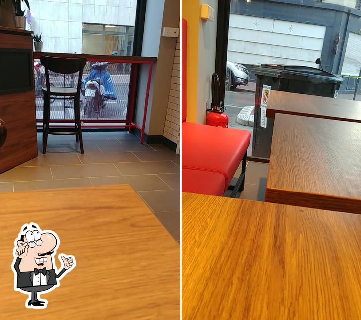 El interior de Pizza Hut