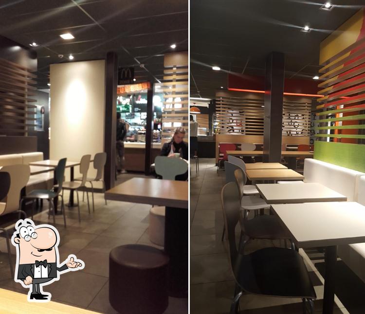 Installez-vous à l'une des tables de McDonald's