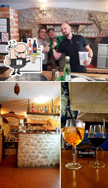 La foto della bancone da bar e bevanda di Pizzeria Peperoni