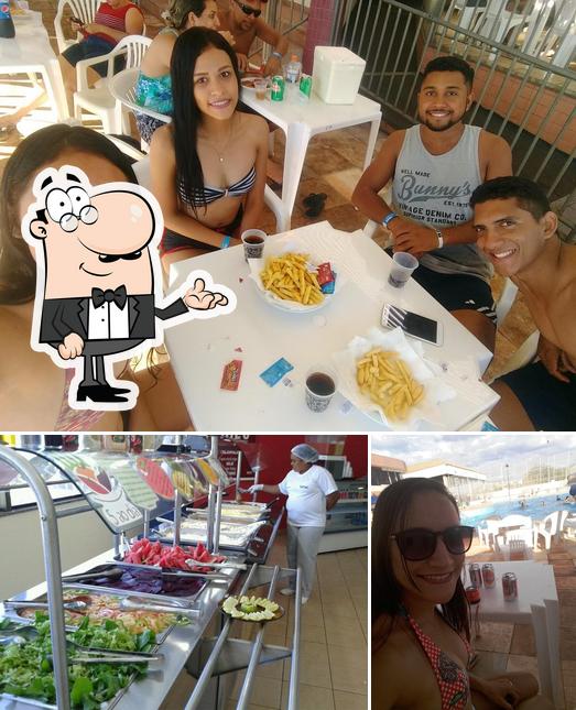 Entre diferentes coisas, interior e comida podem ser encontrados no Tênis Sesc