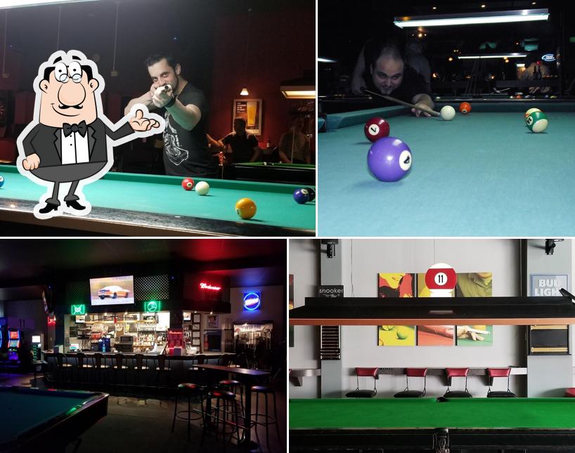 Installez-vous à l'une des tables de Bar Billard le Monarque