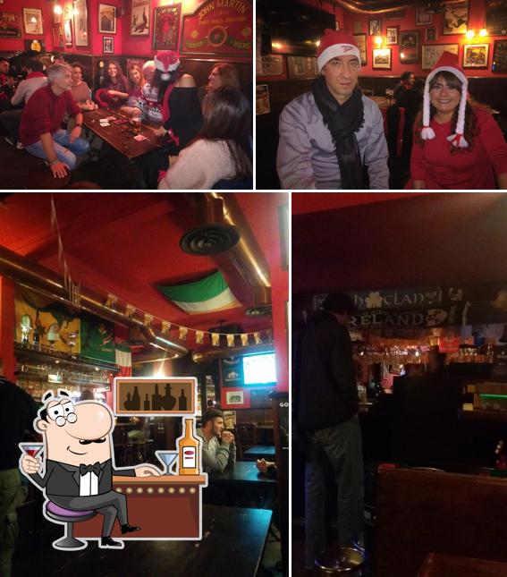 Guarda la foto che mostra la bancone da bar e bevanda di Mac Gowan Pub