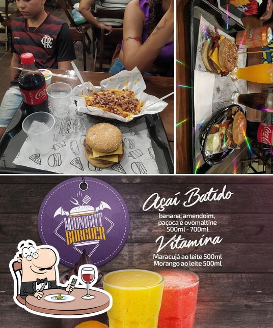 O Midnight Burger se destaca pelo comida e bebida