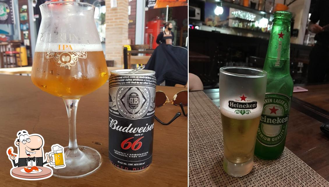 Desfute uma tulipa de cerveja leve ou escura