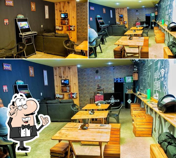 O interior do Fire burger oficial bar & delivery