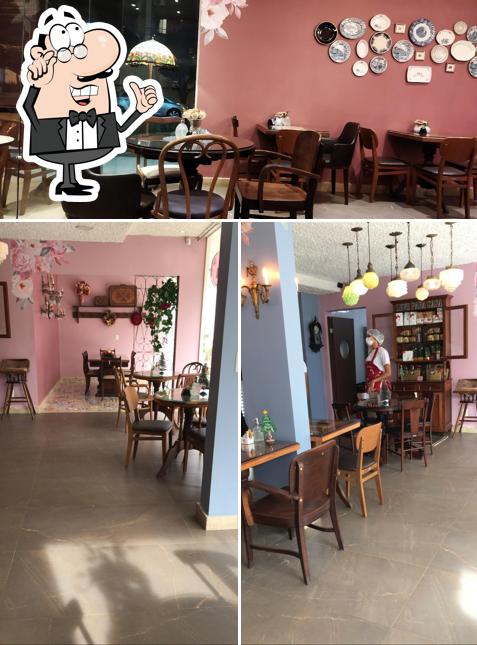 Veja imagens do interior do Vila Rosa Café