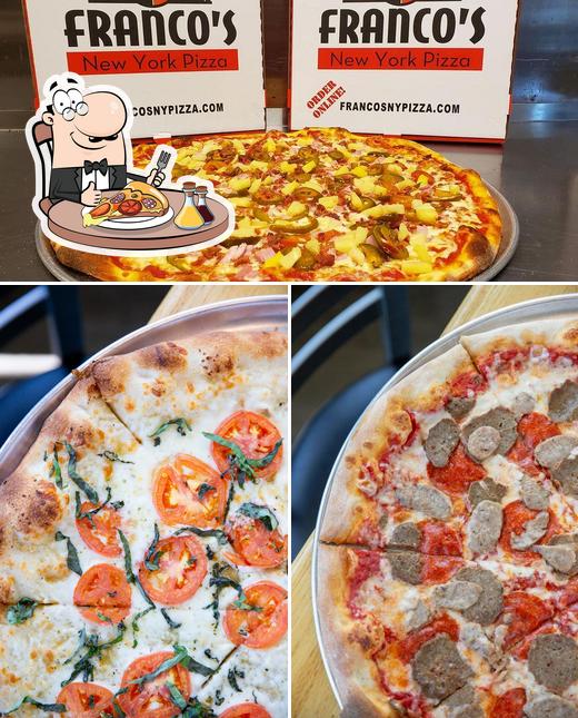 Elige una pizza en Franco's NY Pizza