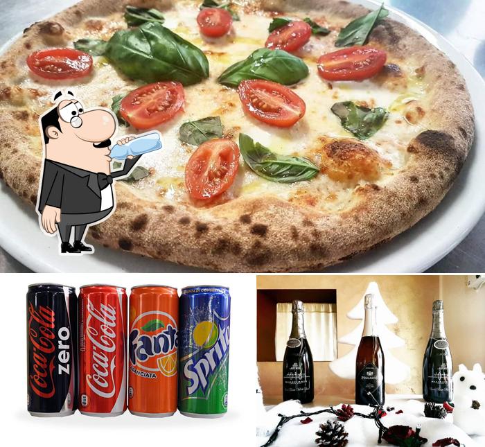 La bevanda e pizza del ristorante