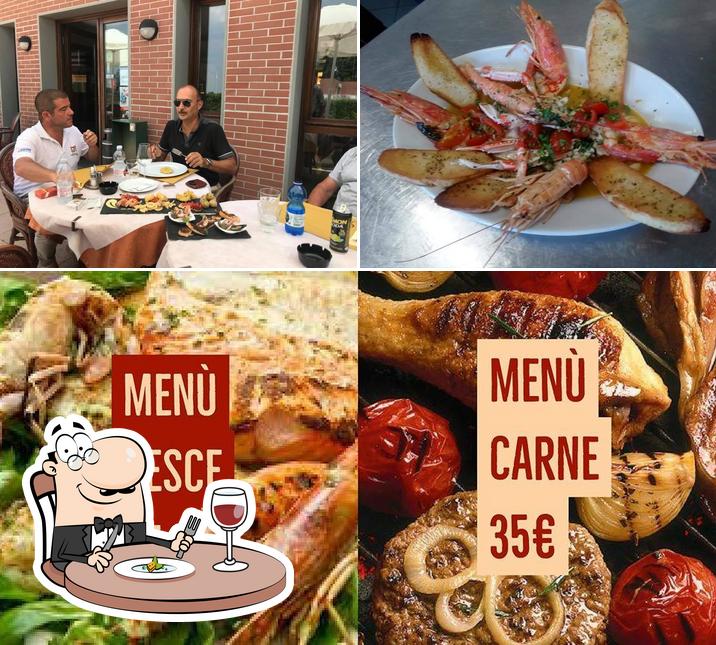 La cibo e tavolo da pranzo del ristorante