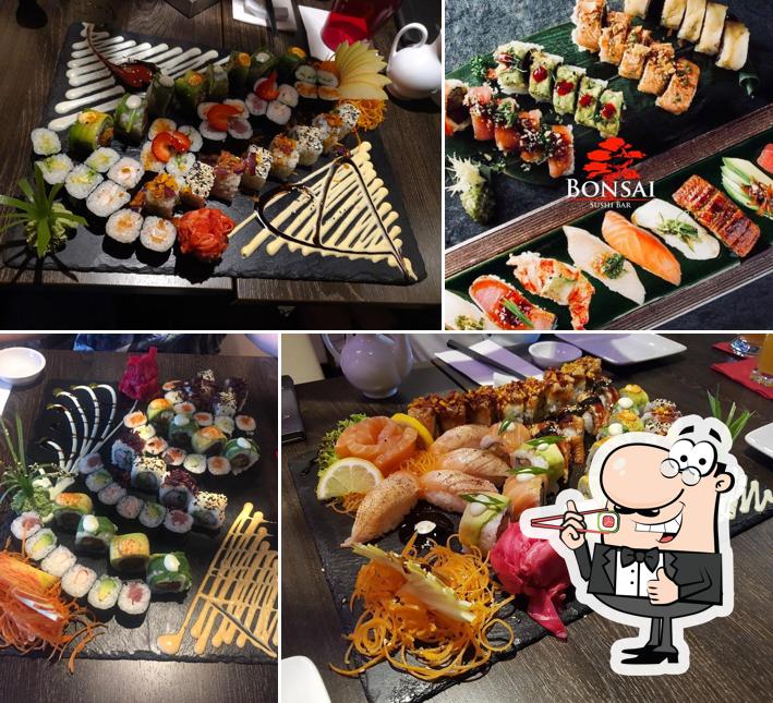 Sushi-Rollen werden von Bonsai - Sushi Bar serviert