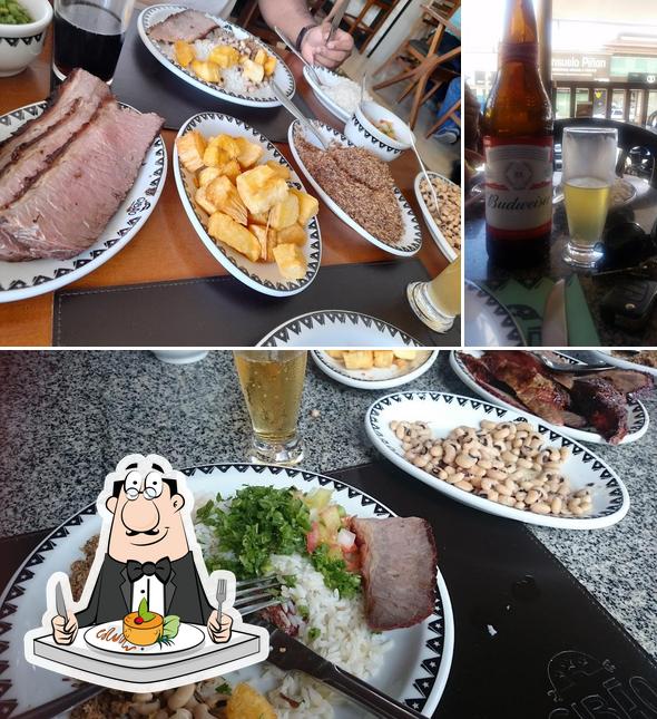 A comida e cerveja do restaurante