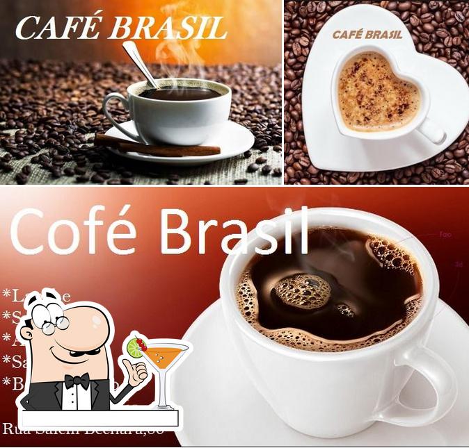 O CAFÉ BRASIL se destaca pelo bebida e comida