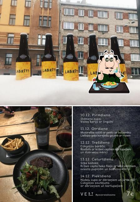 Взгляните на это фото, где видны еда и пиво в Vest Rīga