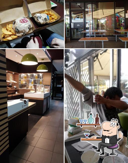 Installez-vous à l'une des tables de McDonald's