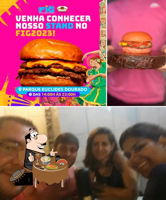 Dê uma olhada a imagem ilustrando comida e balcão de bar no Vila Torre original Burger