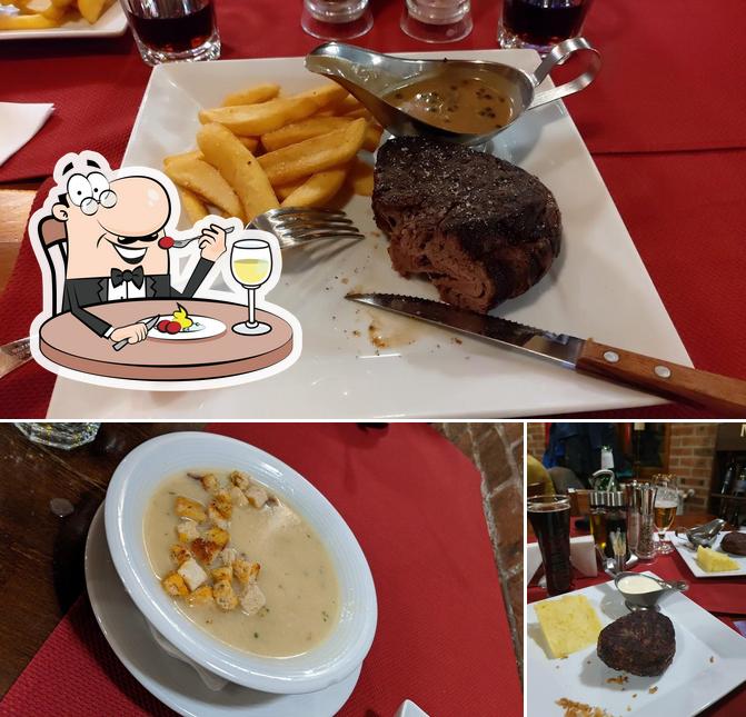 Observa las imágenes que muestran comida y barra de bar en Steak house Lazur