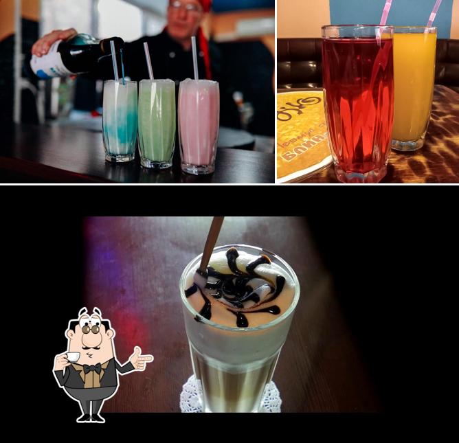 Закажите различные напитки, представленные в "кафе Блин.com"