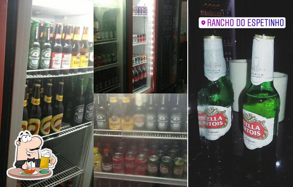 Desfute um copo de cerveja leve ou escura