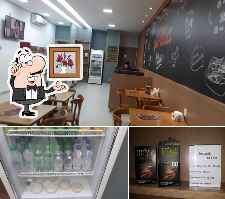 Esta é a imagem apresentando interior e bebida no La Vitta Saladeria Teixeira de Freitas