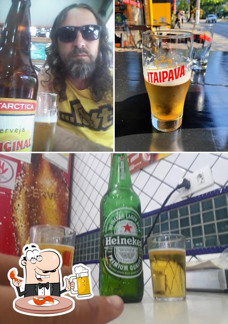 Desfute uma tulipa de cerveja leve ou escura