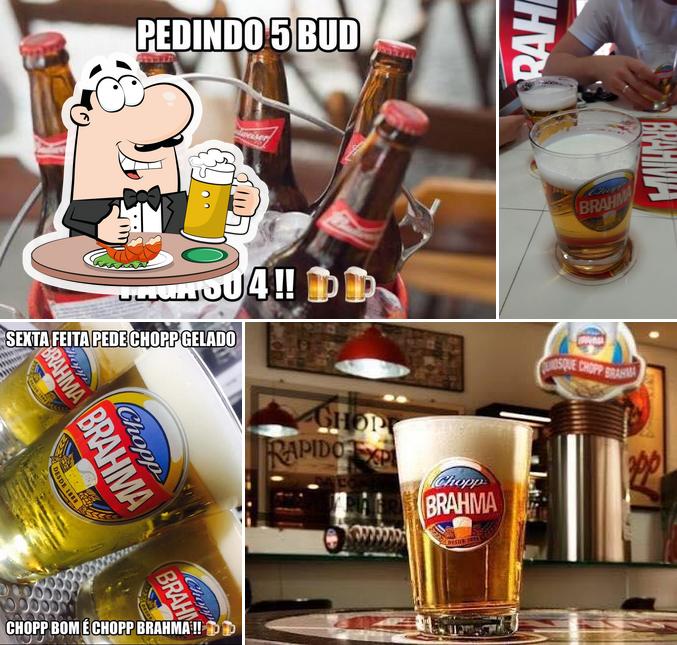 Desfute um copo de cerveja leve ou escura