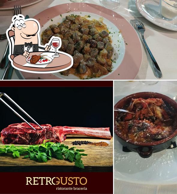 Prenditi i piatti di carne a RETROGUSTO