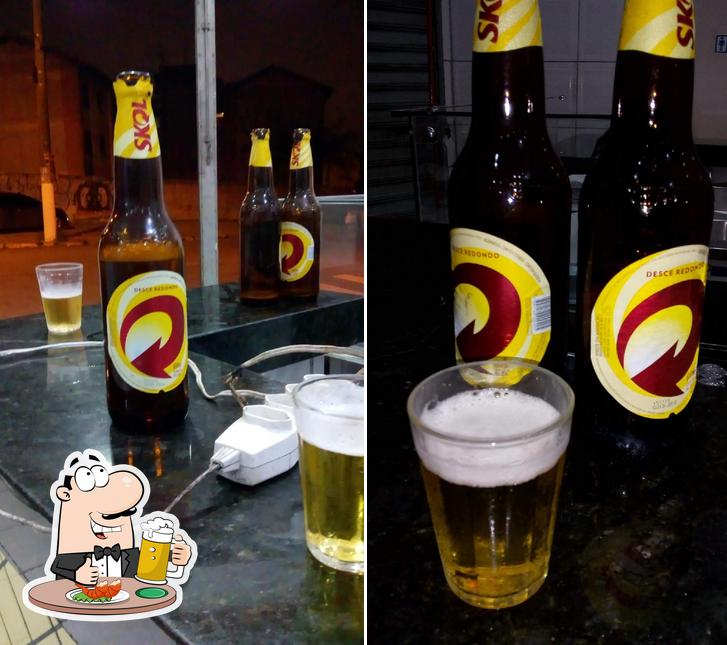 Desfute um copo de cerveja leve ou escura