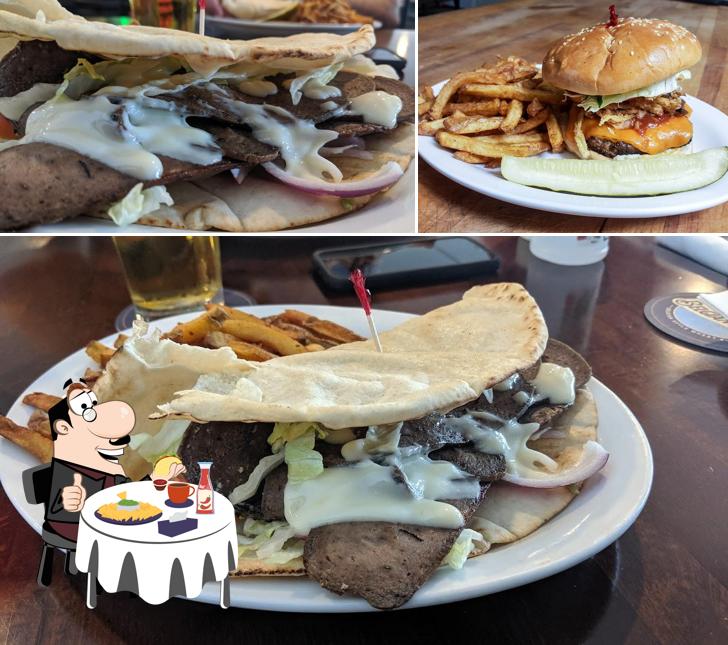 Pide una hamburguesa en High Fives Sports Pub