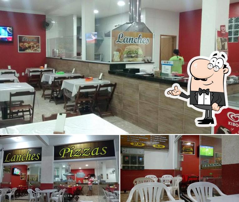 O interior do Fernessa Pizzaria e Lanchonete