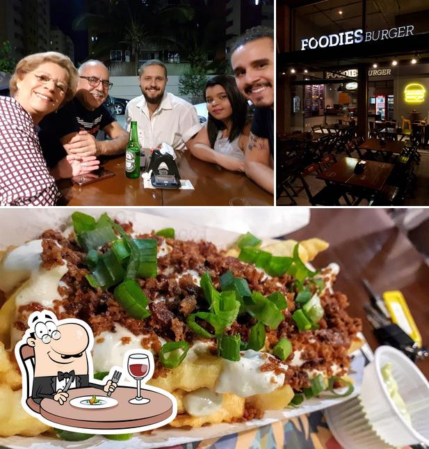 O Foodies Burger se destaca pelo comida e balcão de bar