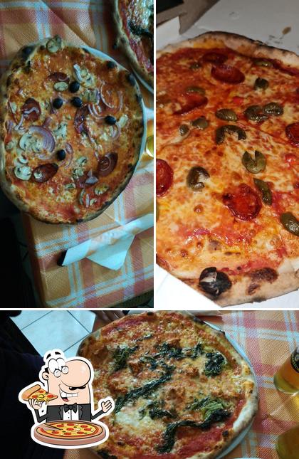 Scegli una pizza a Pizzeria Sasà