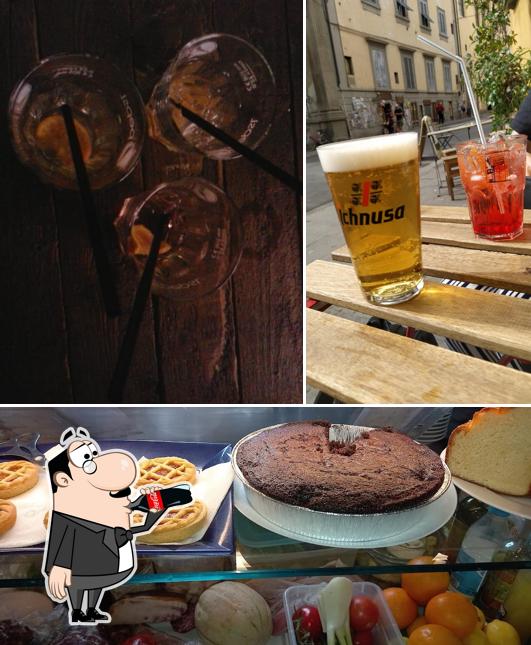 Guarda la foto che mostra la bevanda e cibo di Un Caffè Firenze