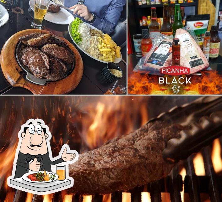 Esta é a imagem mostrando comida e cerveja no Picanha Black