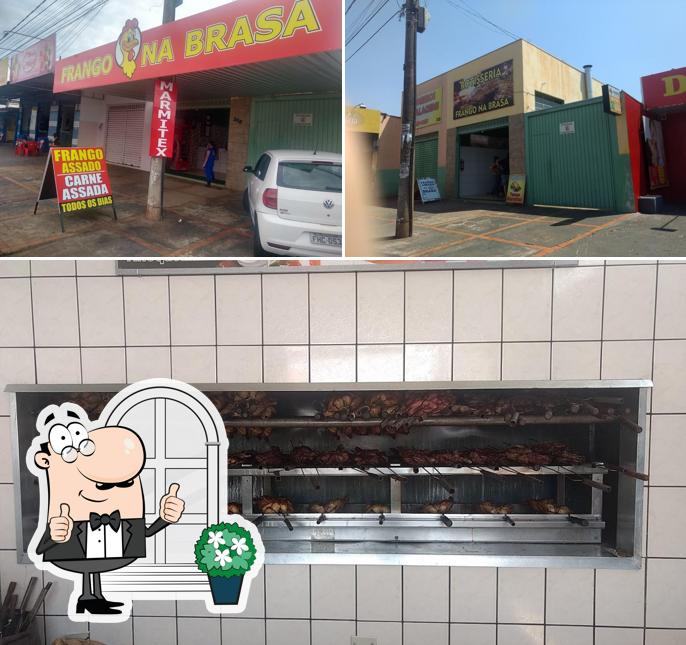 A imagem da exterior e comida a Frango na Brasa