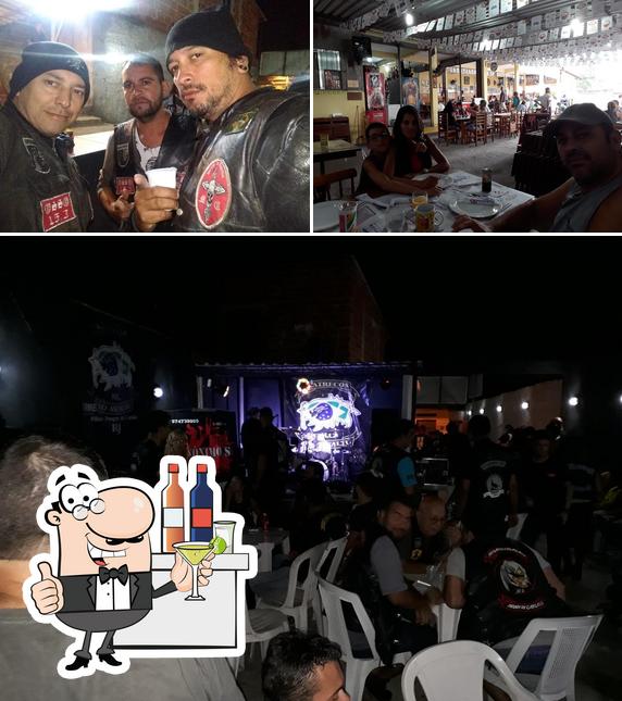 A foto da balcão de bar e comida no Moto Clube Katrecos do Asfalto