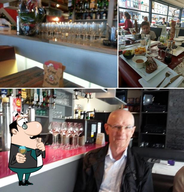La photo de la comptoir de bar et table à manger concernant Privilège Brasserie