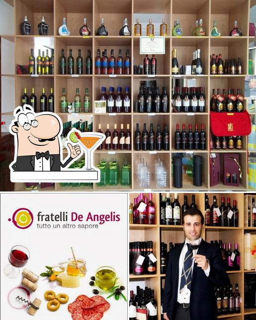 Prenditi un drink a Enoteca Fratelli de Angelis Tutto un Altro Sapore