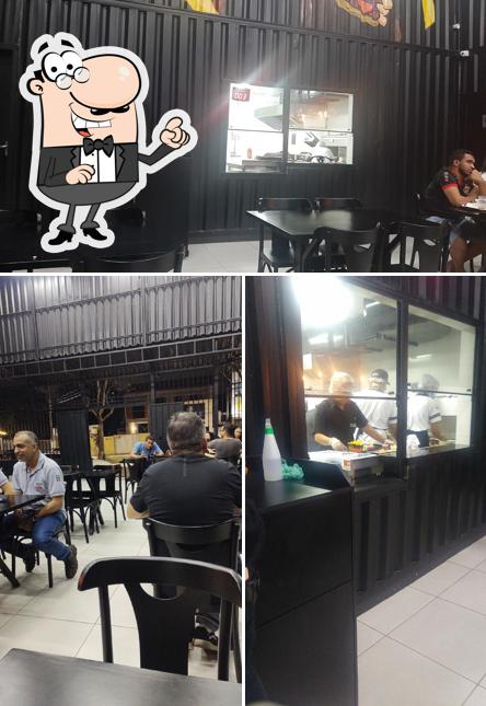 O interior do Debby's Burger