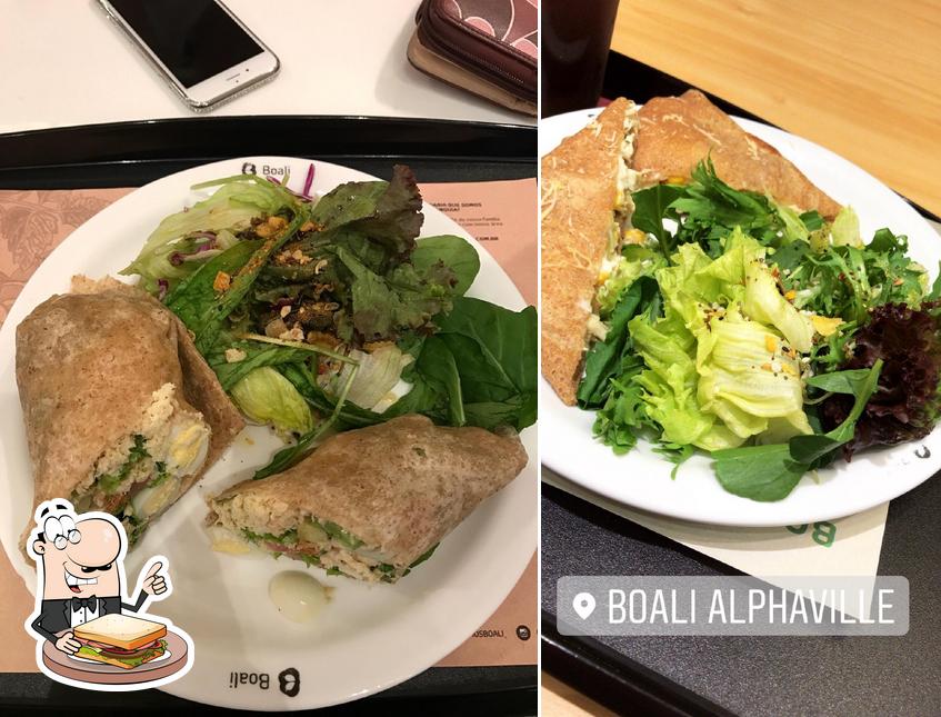 Degusta un sándwich en Boali Shopping Iguatemi Alphaville