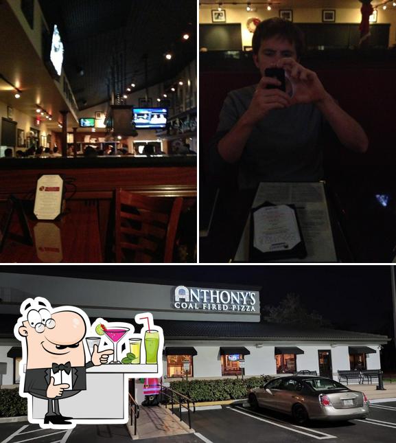 Las imágenes de barra de bar y exterior en Anthony's Coal Fired Pizza & Wings