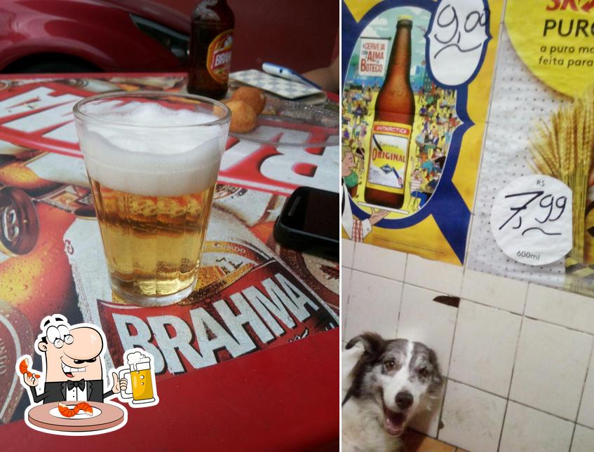 Desfute um copo de cerveja leve ou escura