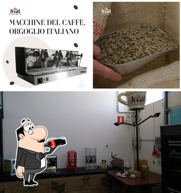 Dai un’occhiata alla immagine che mostra la bevanda e interni di Caffè Fusari - Laboratorio artigianale di Torrefazione Caffè Verona
