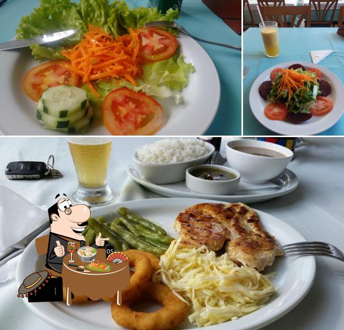 O Restaurante Malibu se destaca pelo comida e mesa de jantar