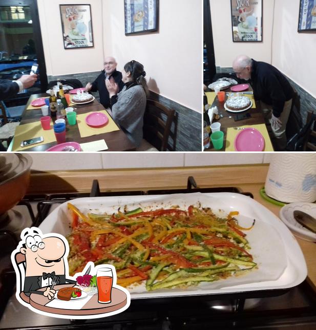 La foto di tavolo da pranzo e cibo da L'Ora della Pizza - Pizzeria da Asporto