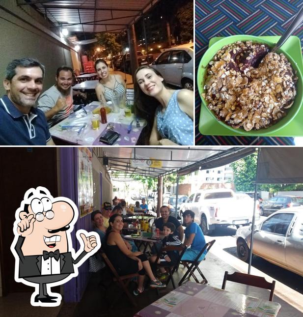 Dê uma olhada a imagem mostrando interior e comida no Bar do Léo - Power Açaí