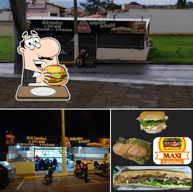 Deguste um dos hambúrgueres servidos no Maxi Lanches