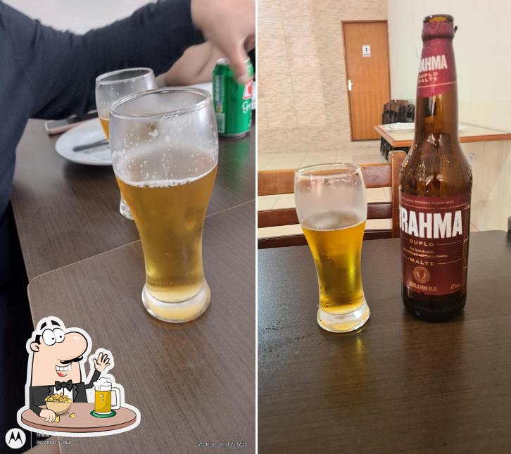 Desfute uma tulipa de cerveja leve ou escura