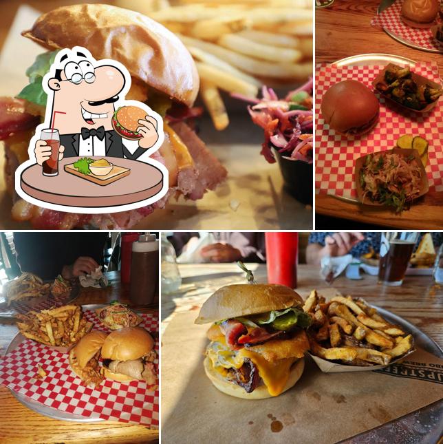 Prenez un hamburger à Upstreet BBQ Brewhouse