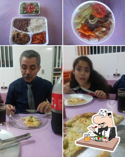 A comida e mesa de jantar do restaurante